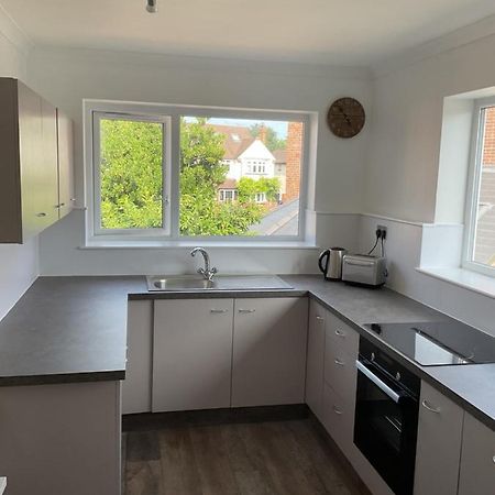 Large 2-Bedroom Maisonette With Free Parking 特威克纳姆 外观 照片