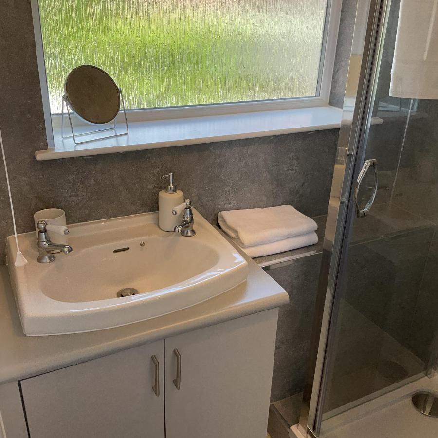 Large 2-Bedroom Maisonette With Free Parking 特威克纳姆 外观 照片